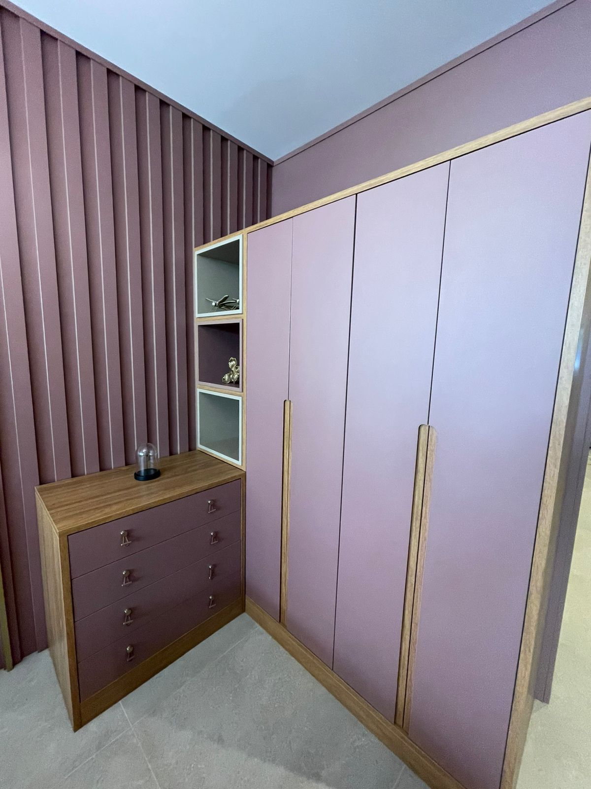Guarda-roupa com espelho e detalhe ripado