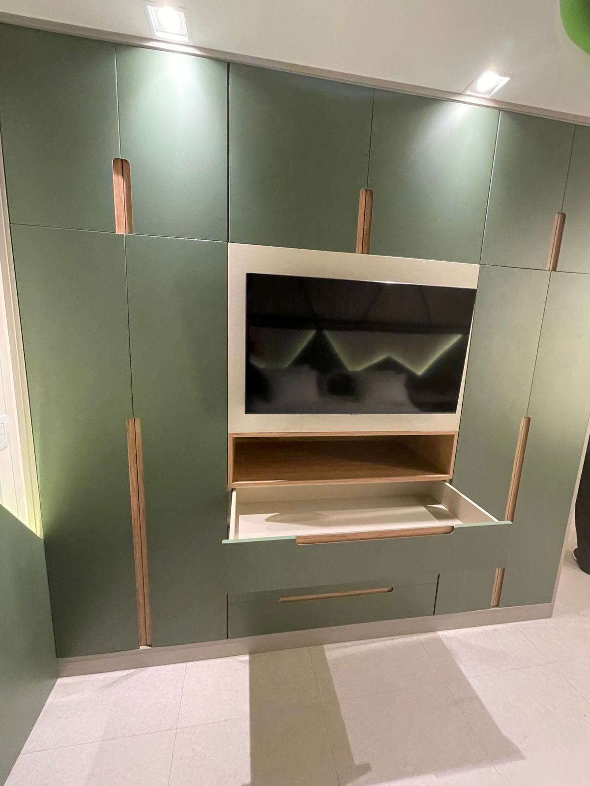 Painel de TV sob medida para dormitório