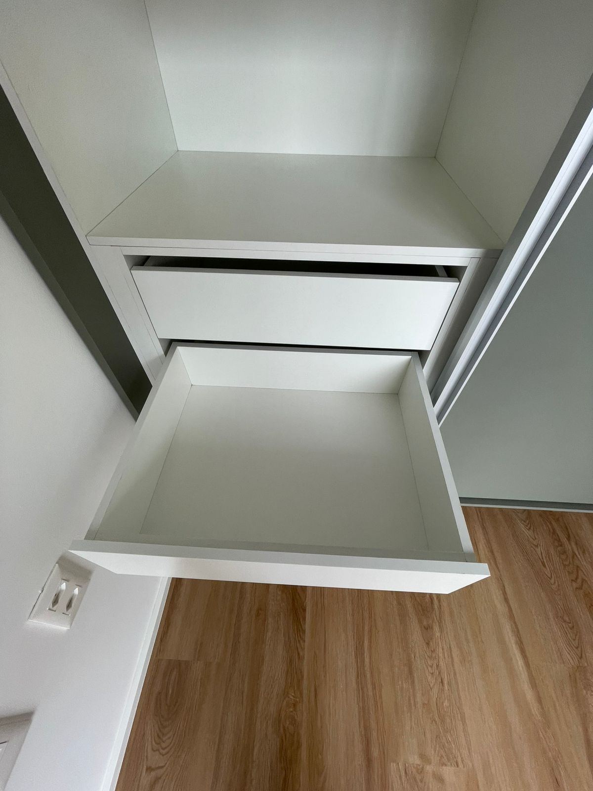 Interior de armário com gavetas