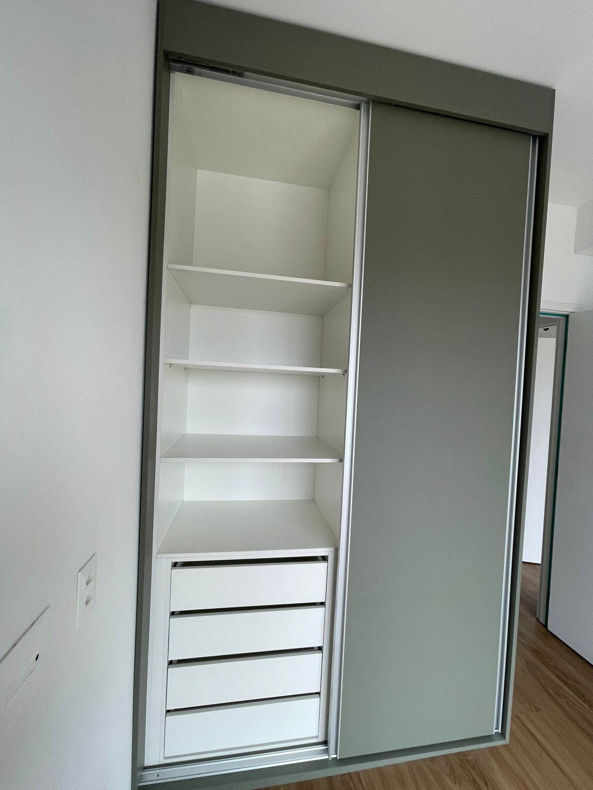 Guarda-roupa com portas de correr