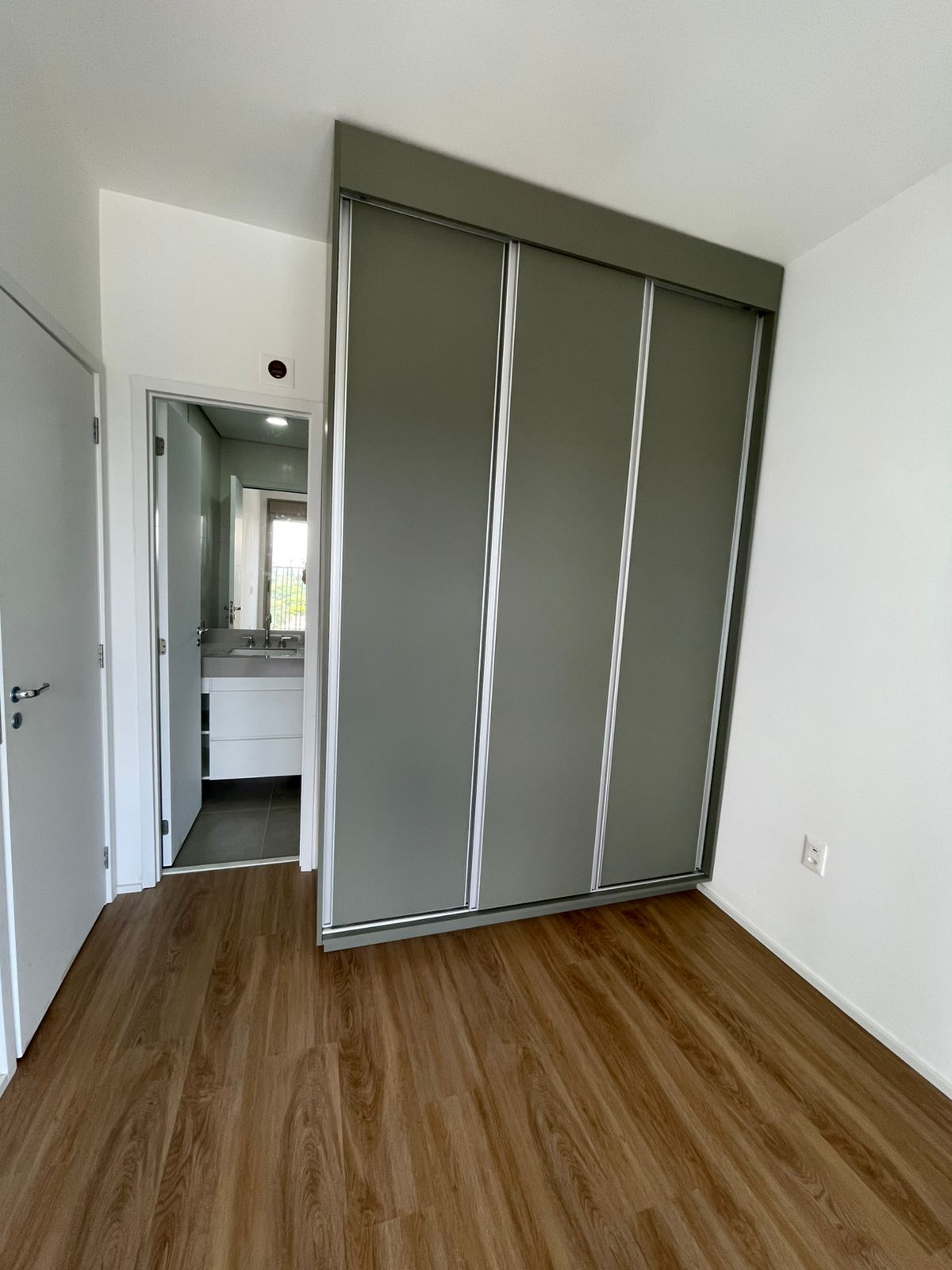Guarda-roupa com porta espelhada