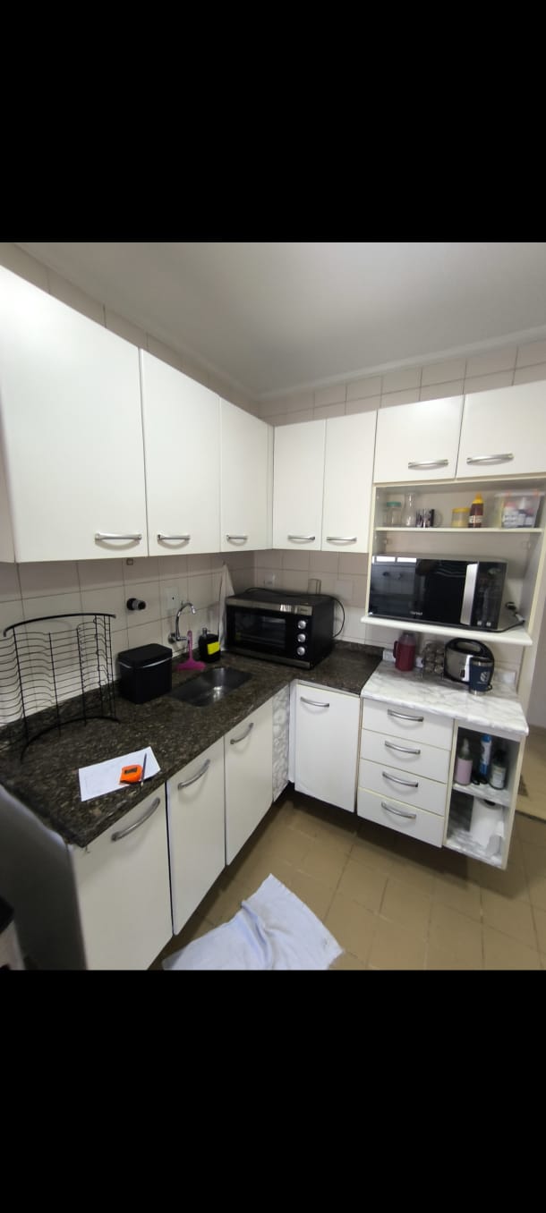Cozinha compacta com armários claros