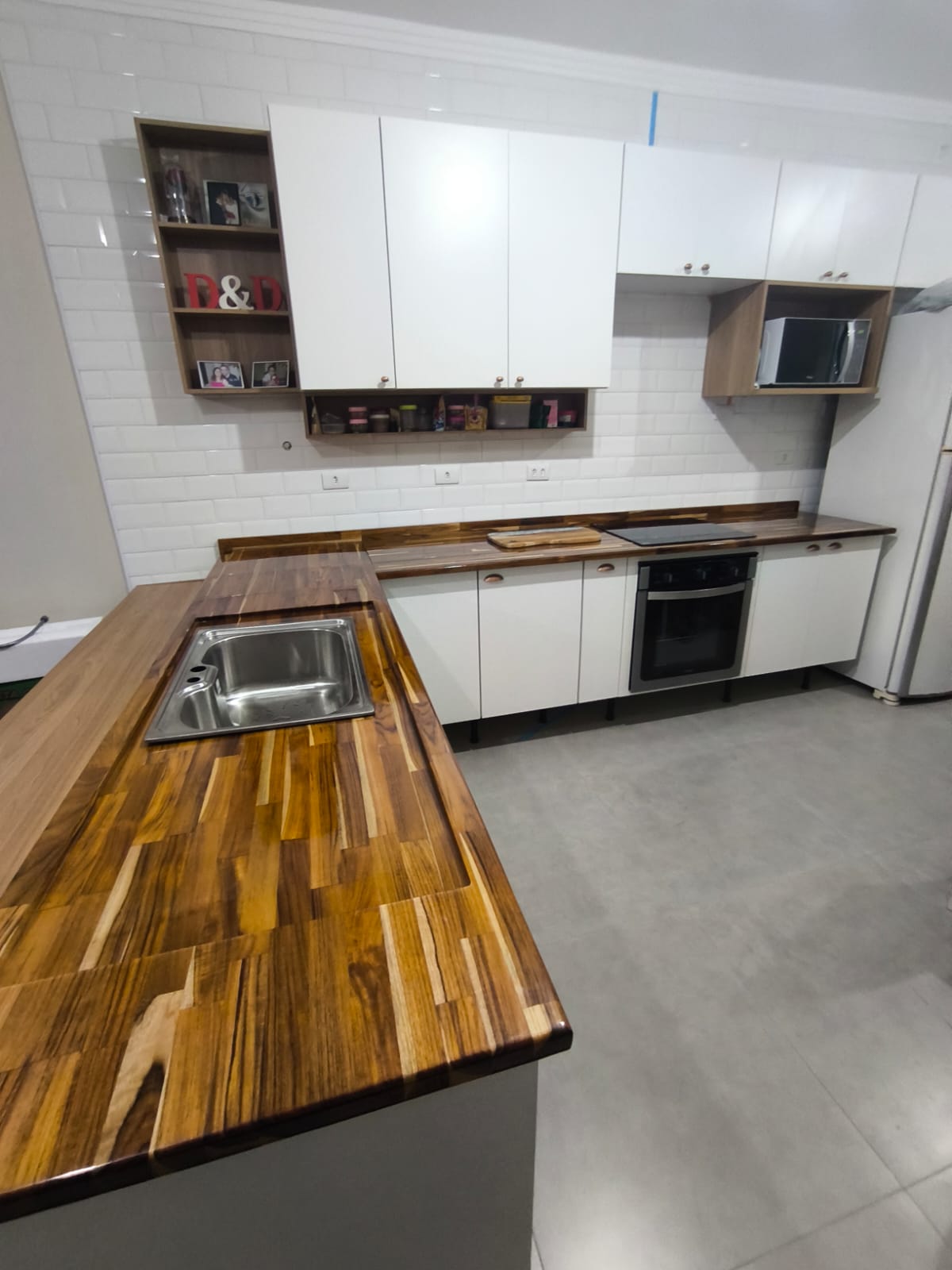 Cozinha com bancada amadeirada