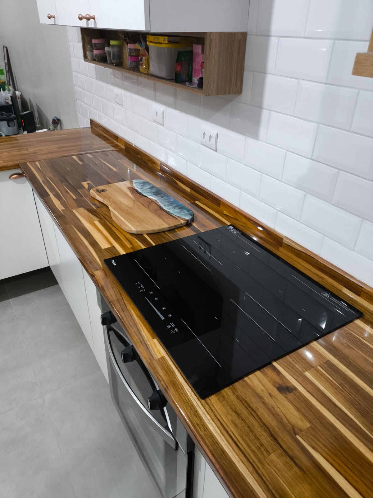 Detalhe de bancada com cooktop