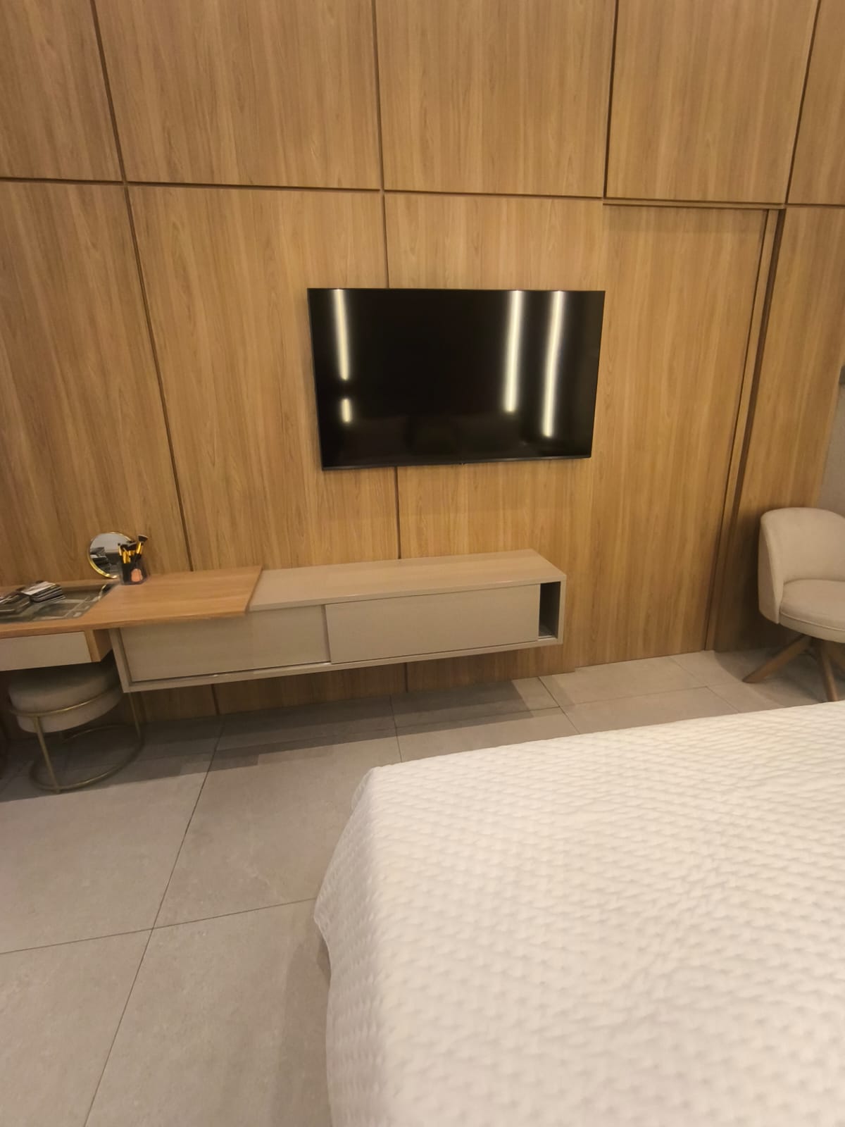 Painel sob medida com bancada