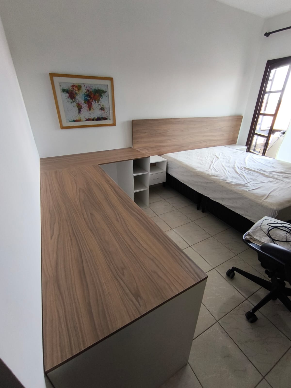 Home office com bancada e armário