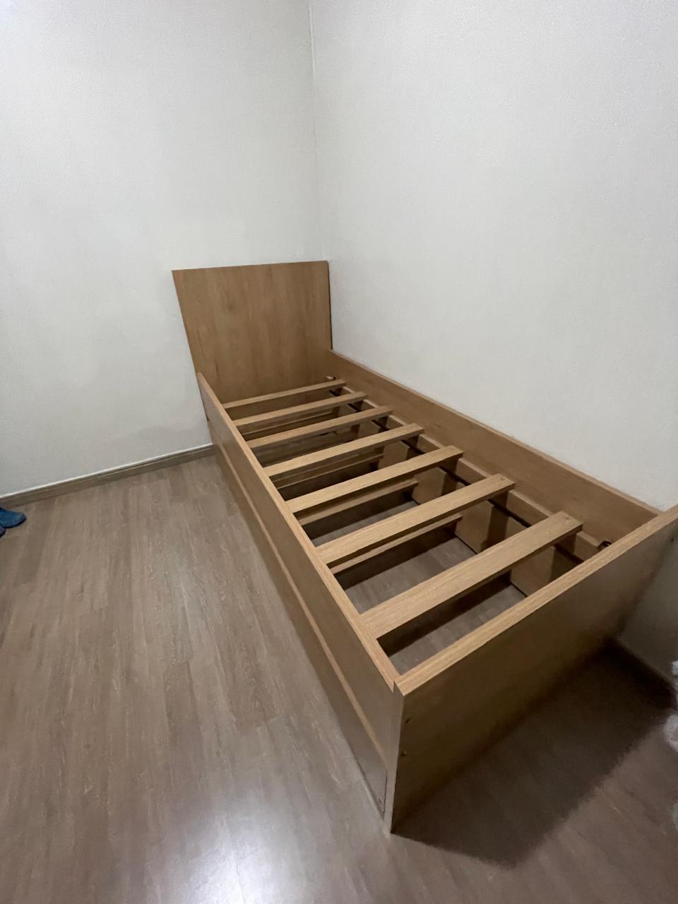 Cama sob medida em madeira