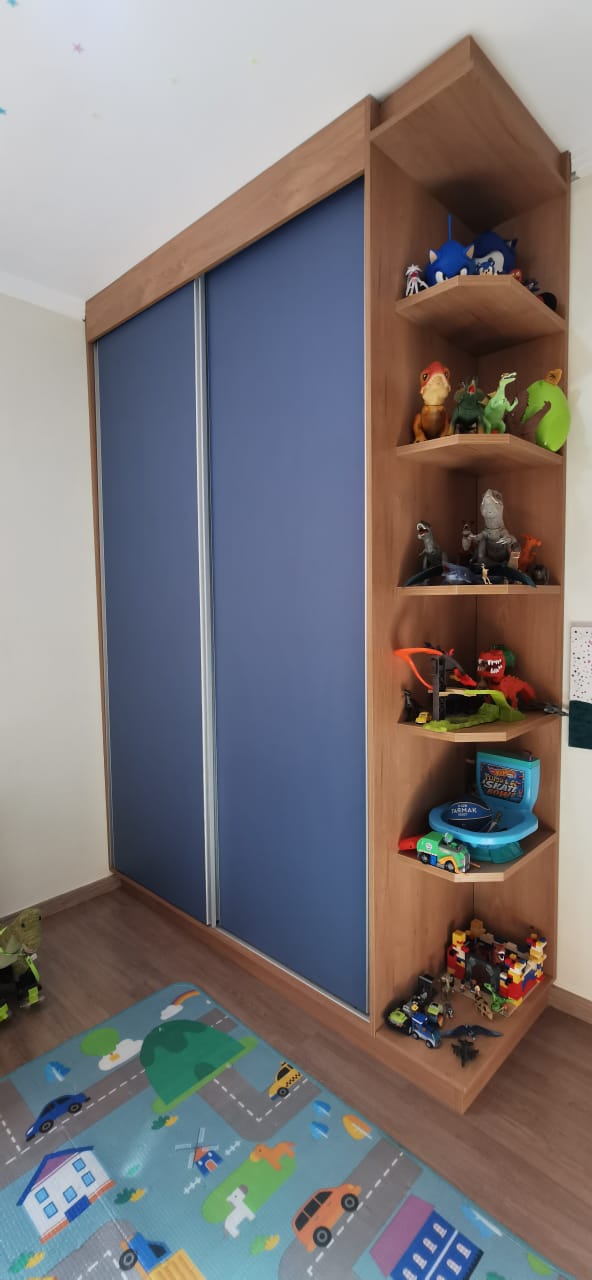 Dormitório planejado infantil com guarda-roupa e nichos