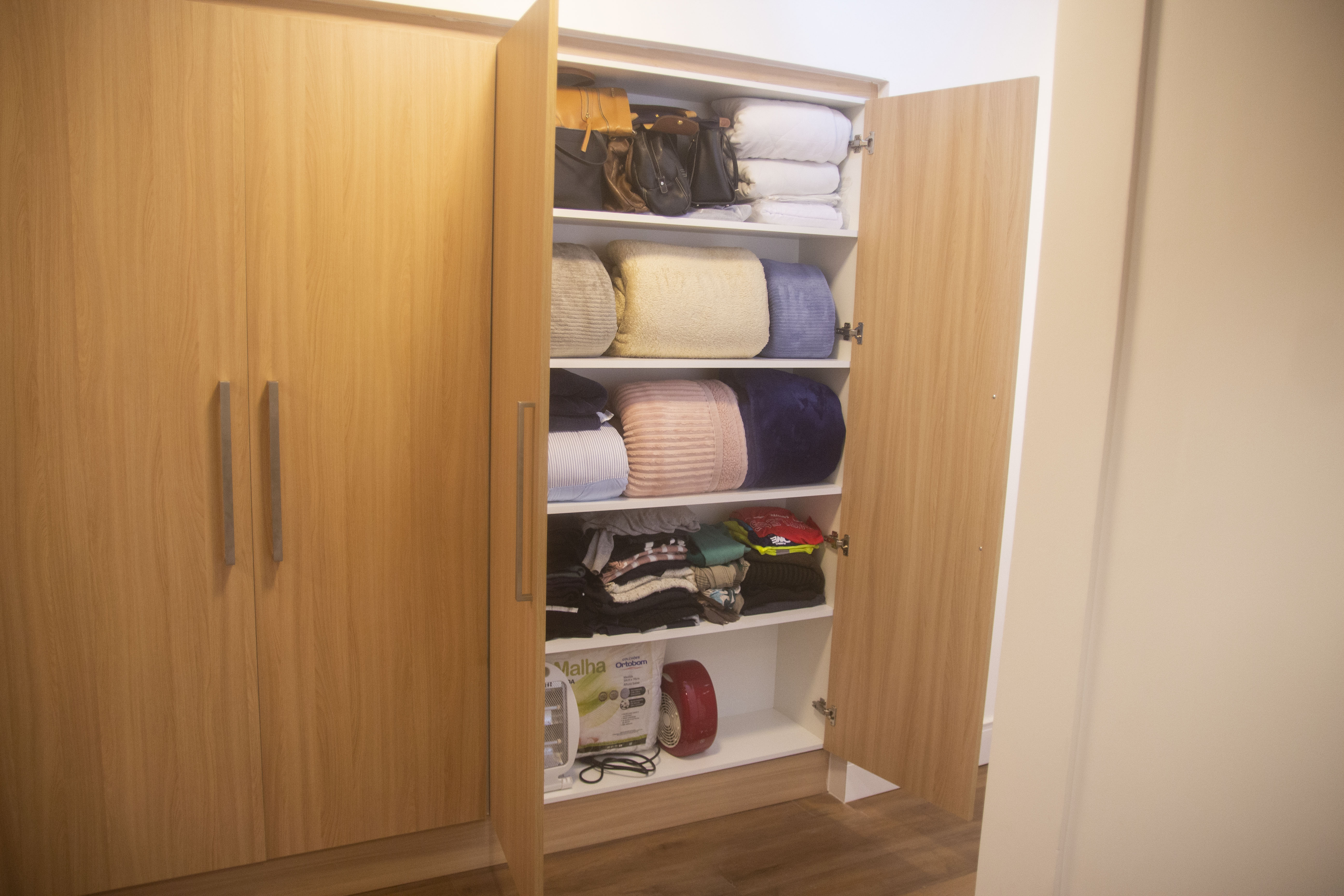 Guarda-roupa com divisórias internas